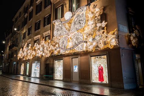 pacchi regalo natale dior|Vetrine di Natale 2023: le più belle Chanel, Dior, Gucci .